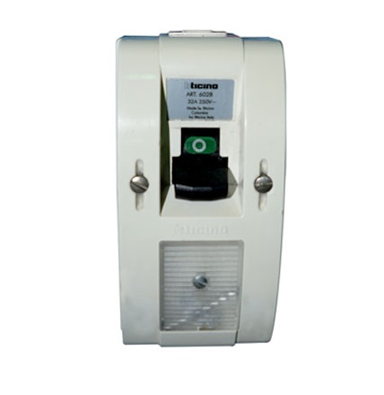 INTERRUPTOR DE PALANCA SUPERFICIAL 602 DE 32 AMP / 250V COLOR BLANCO REF 602B / 814827 MARCA BTICINO