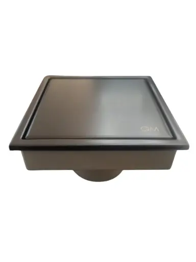 [REJ-QM-14.100.2013.BK] REJILLA CUADRADA / DESAGUE CENTRAL CIEGA 4" X 4" P/TUBO 3-4" SERIE MIRA C/ NEGRO MARCA QUALITY METAL